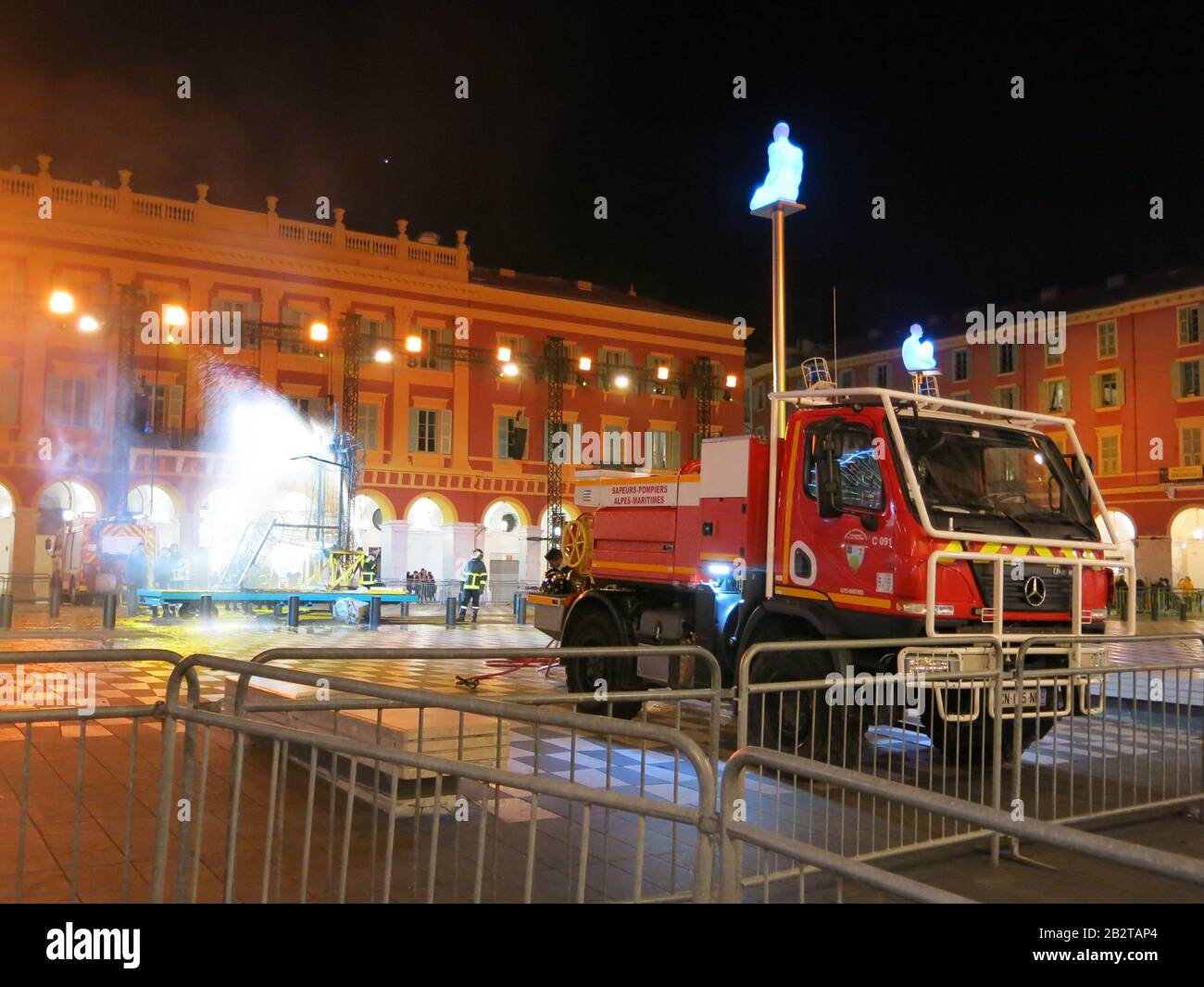 Ein französischer Feuerwehrwagen steht an der Place Massena, während die riesige Königs-Marionette Ende des Karnevals 2020 in Brand Gerät. Stockfoto