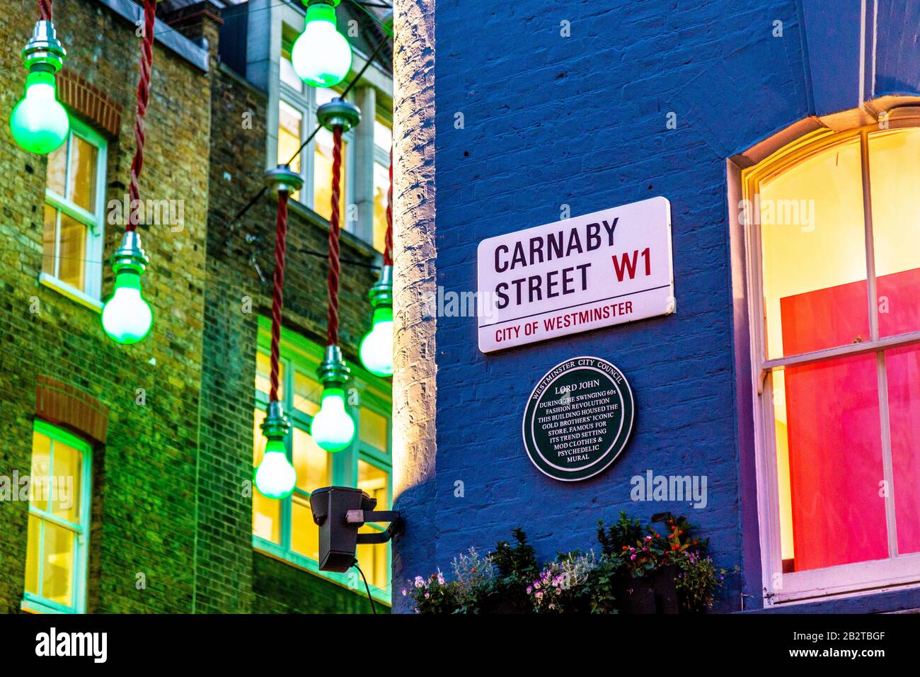 Carnaby Street Schild und Gebäude am Abend, Soho, London, Großbritannien Stockfoto