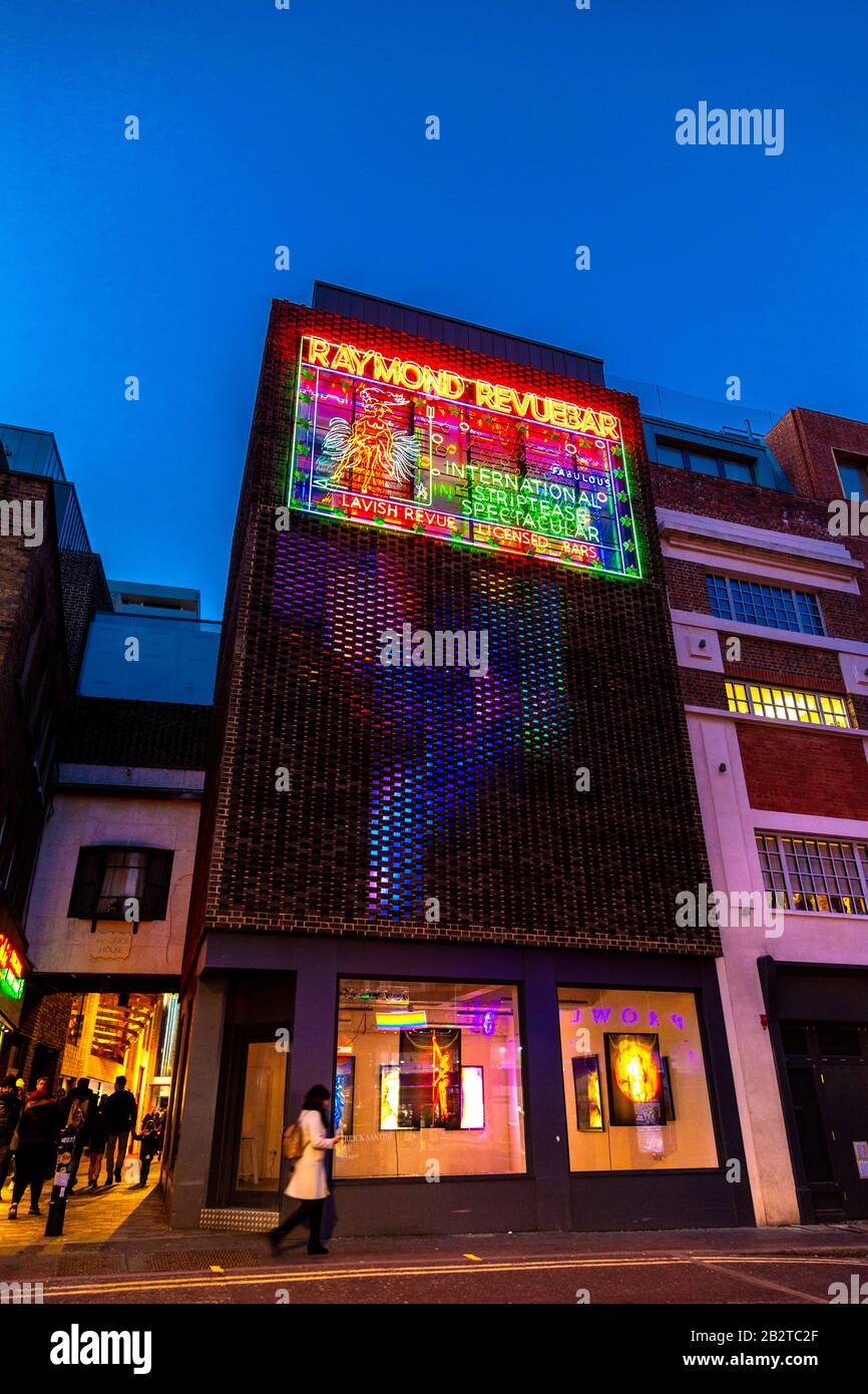Neon-Schild für Raymond Revuebar Strip Club in Soho, London, Großbritannien Stockfoto
