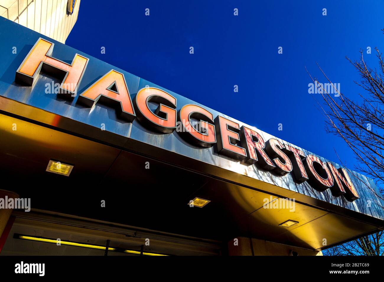 Schild am Eingang der Haggerston Overground Station, London, Großbritannien Stockfoto