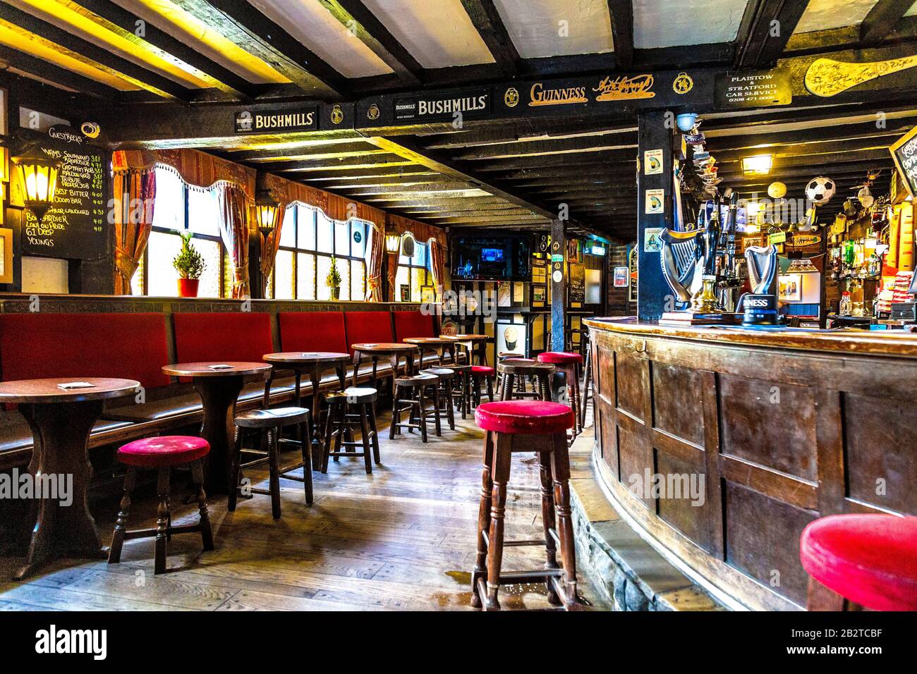 Interieur des Black Lion Pub in Plaistow, London, Großbritannien Stockfoto
