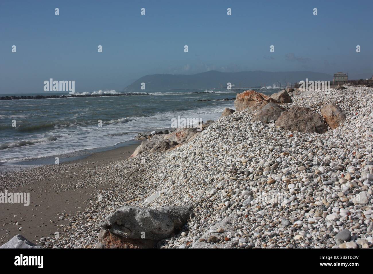 Meer ​​with und Sandstrände mit Blick auf den Fiat-Turm in massa carrara in der toskana vor dem Krankenhaus don gnocchi in italien Stockfoto