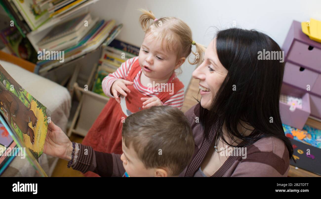 Lehrer lesen mit Kleinkindern, Montessori Schule, Großbritannien Stockfoto