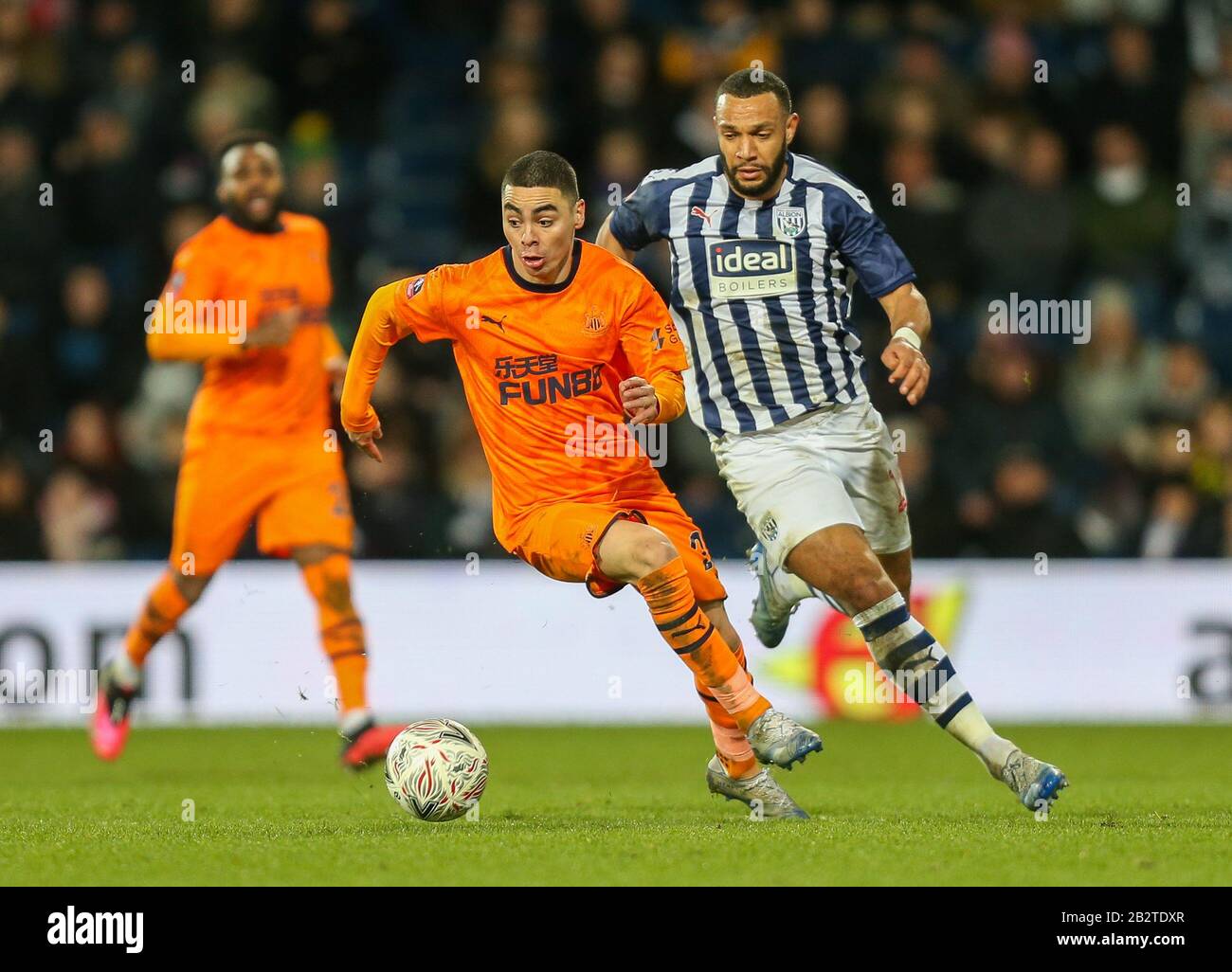 Birmingham, Großbritannien. März 2020. Miguel Almiron von Newcastle United läuft von Matt Phillips aus West Bromwich Albion ab. Credit: Simon Bissett/One Up Top/Alamy Live News Stockfoto