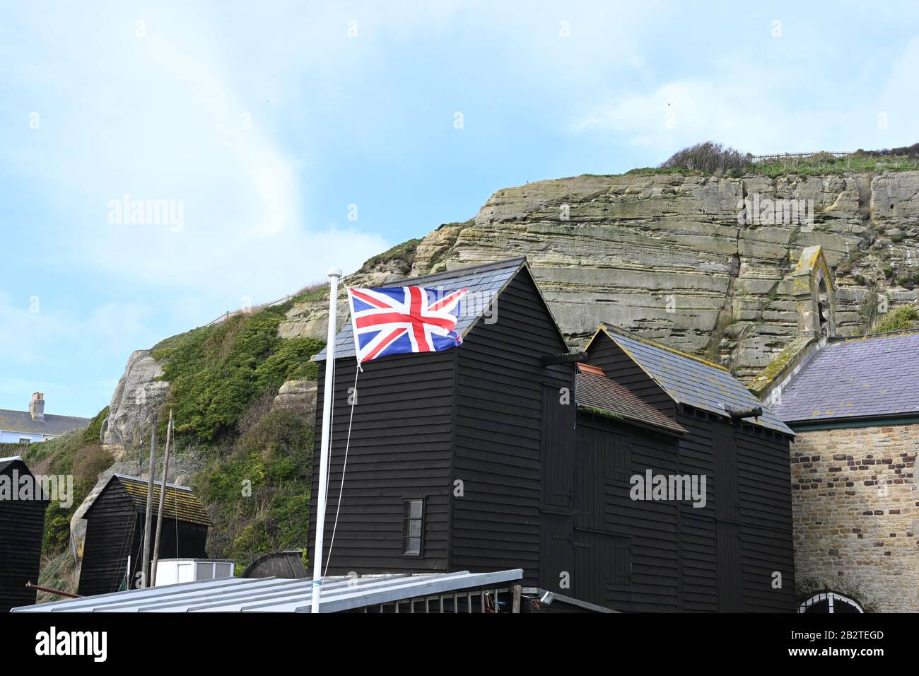 Hastings England zeigt Fischerhütten und den Union Jack Flying Stockfoto