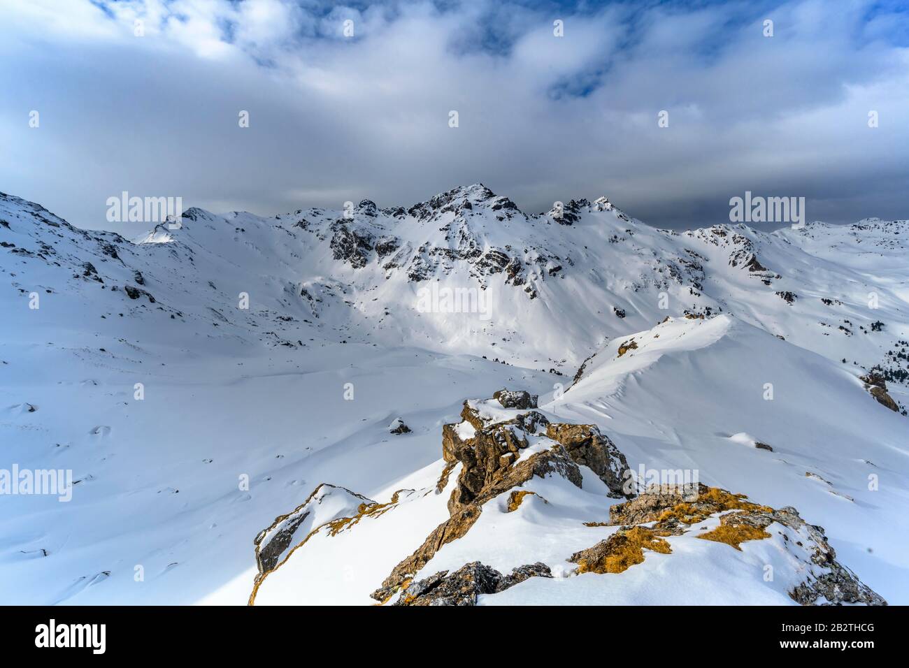 Schneebedeckte Berggipfel, Tarn Valley Heads und Lizum Sun Peak, Wattentaler Lizum, Tuxer Alps, Tyrol, Österreich Stockfoto