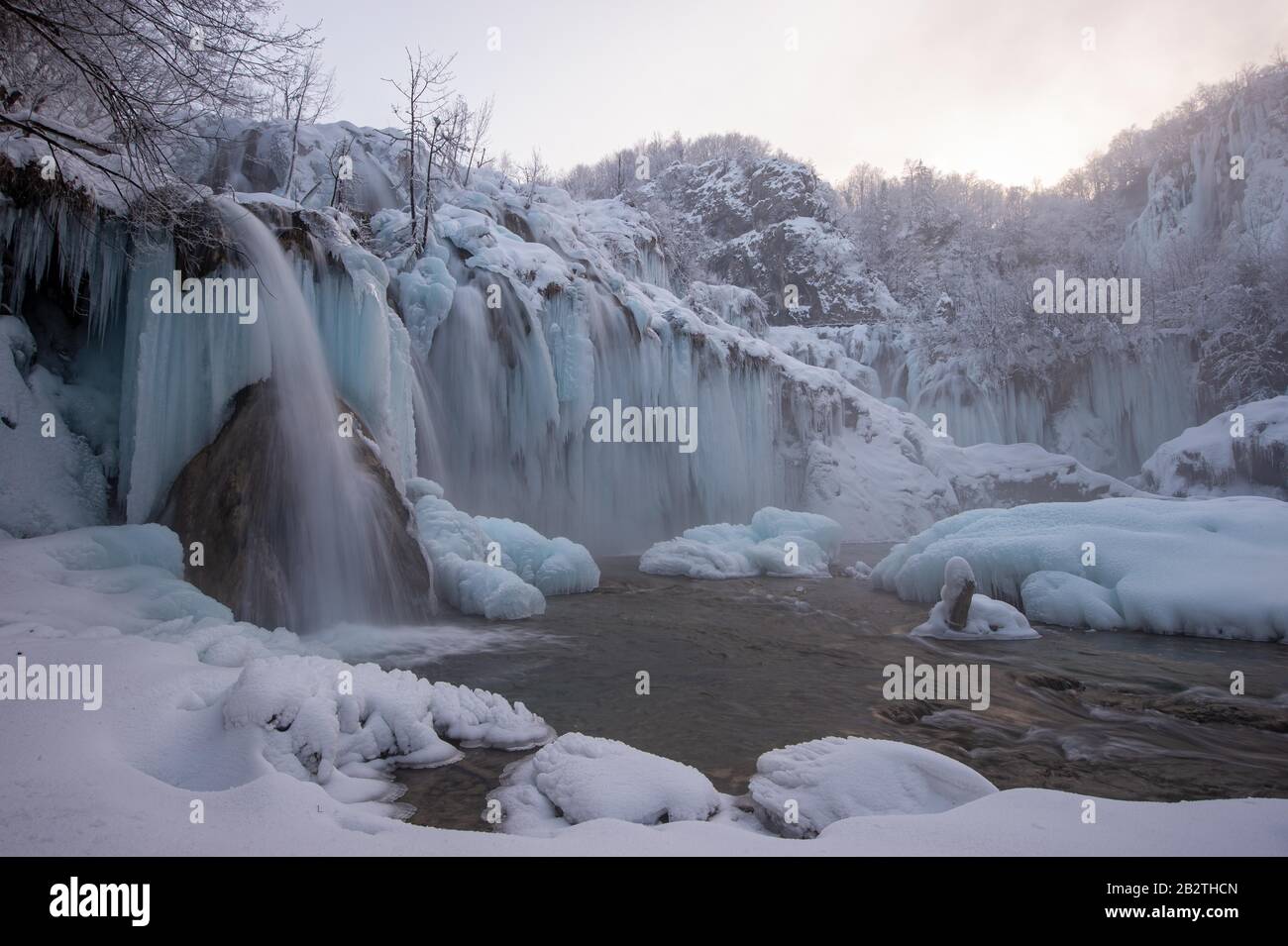 Gefrorener Wasserfall, Winterlandschaft, Plitvice, Kroatien Stockfoto