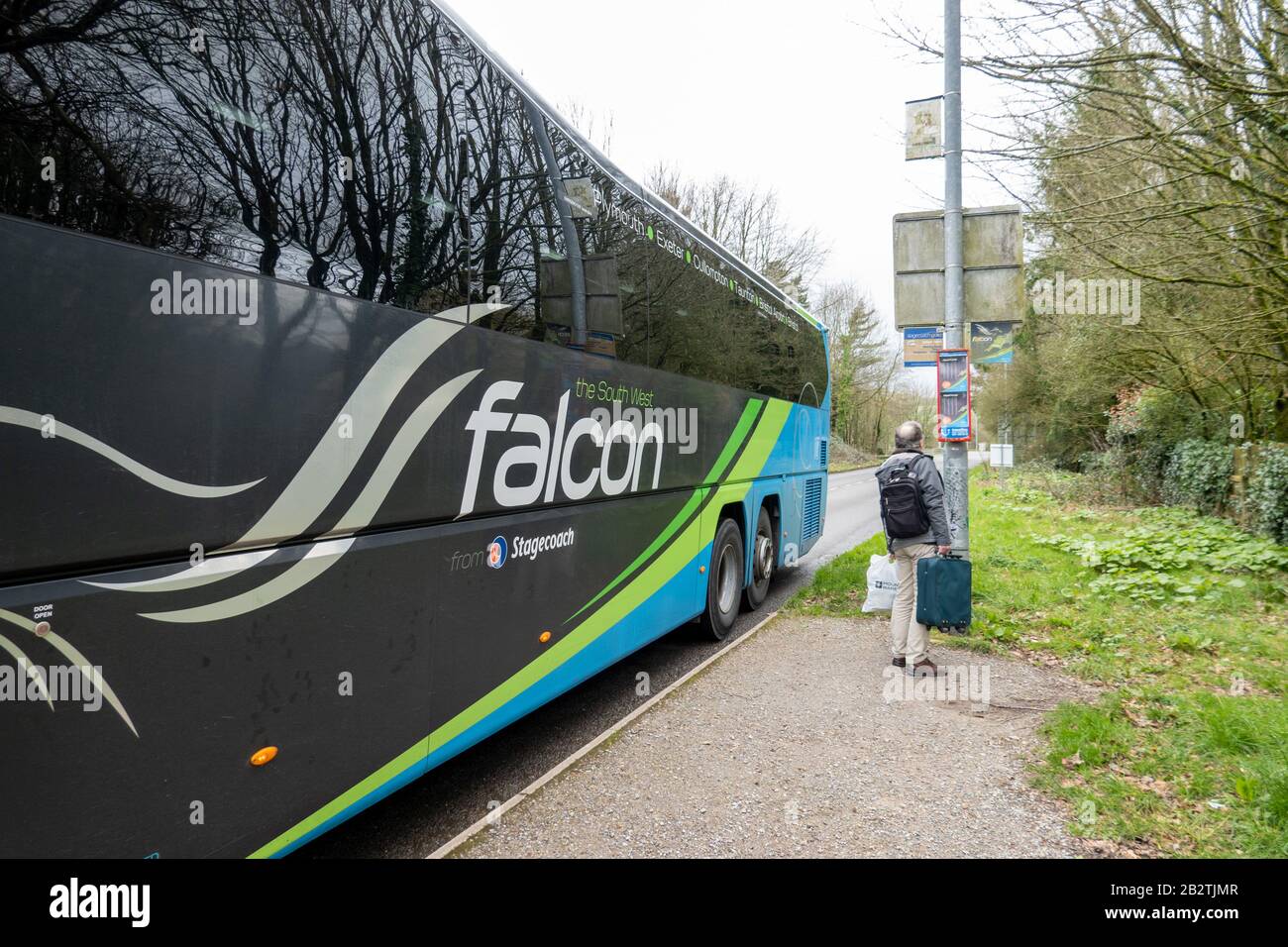 Falcon Bus von Plymouth nach Bristol (über Exeter und Bristol Airport) mit Stagecoach. An Der Bushaltestelle Marley Head, South Brent, Devon Stockfoto