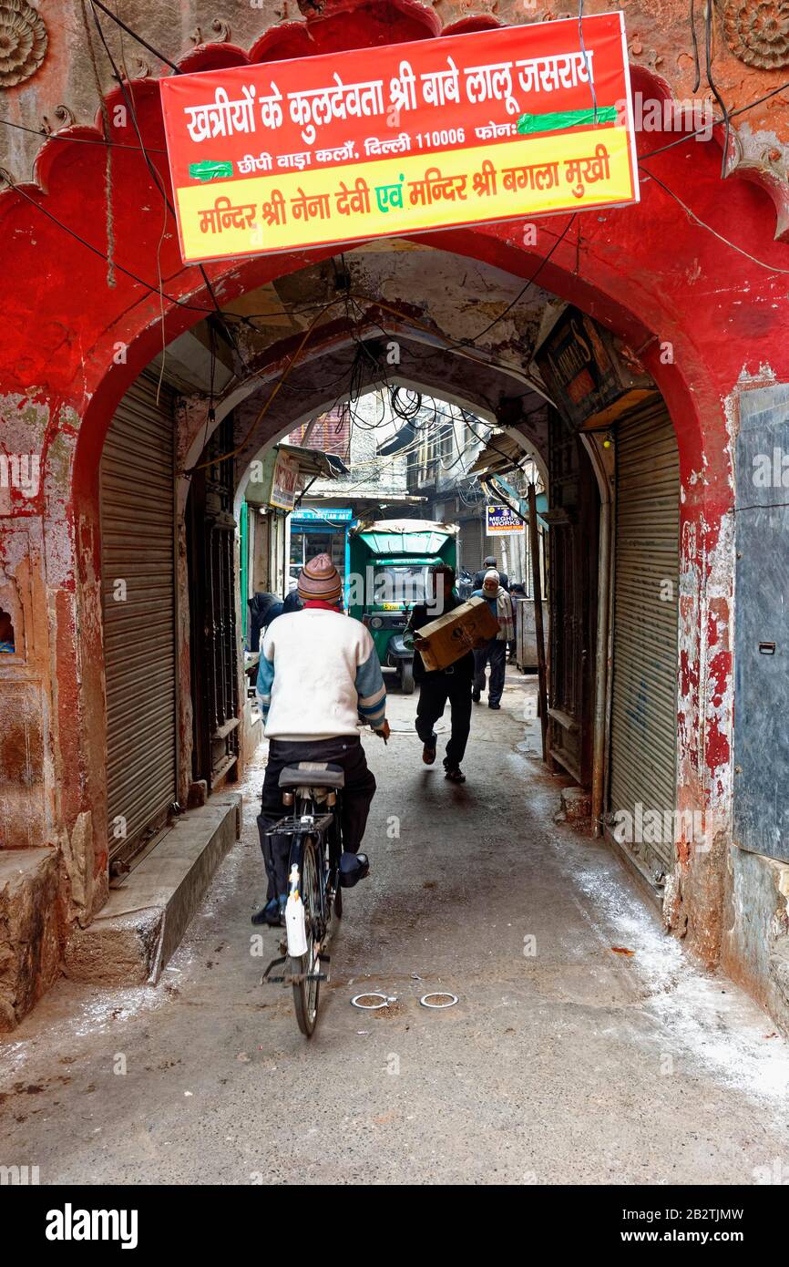 Fahrrad, das in eine enge Straße geht, Chandni Chowk Basar, einer der ältesten Marktteilnehmer in Alt-Delhi, Indien Stockfoto