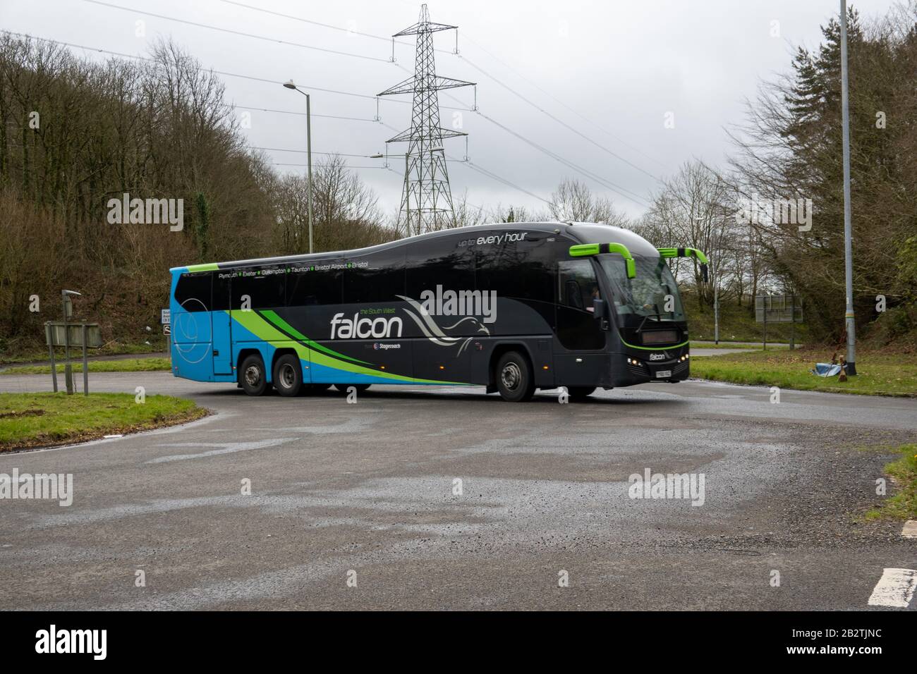 Falcon Bus von Plymouth nach Bristol (über Exeter und Bristol Airport) mit Stagecoach. An Der Bushaltestelle Marley Head, South Brent, Devon Stockfoto