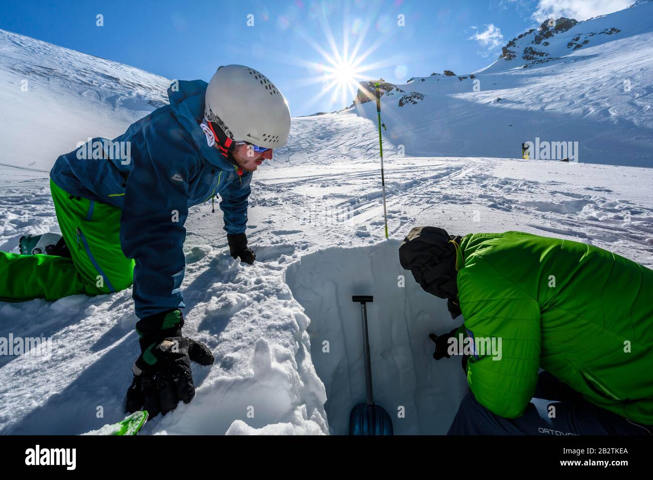 Skitourer im Schnee, erklärt der Mensch Schnee-Profil, Wattentaler Lizum, Tux Alps, Tyrol, Österreich Stockfoto
