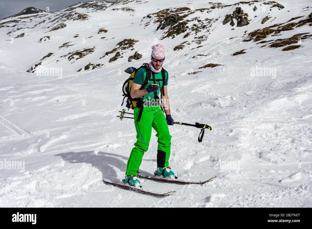 Skitoure im Schnee, Übung einer Lawinenlawinenopfersuche mit Lawinenverschender, Wattentaler Lizum, Tuxer Alpen, Tyrol, Österreich Stockfoto