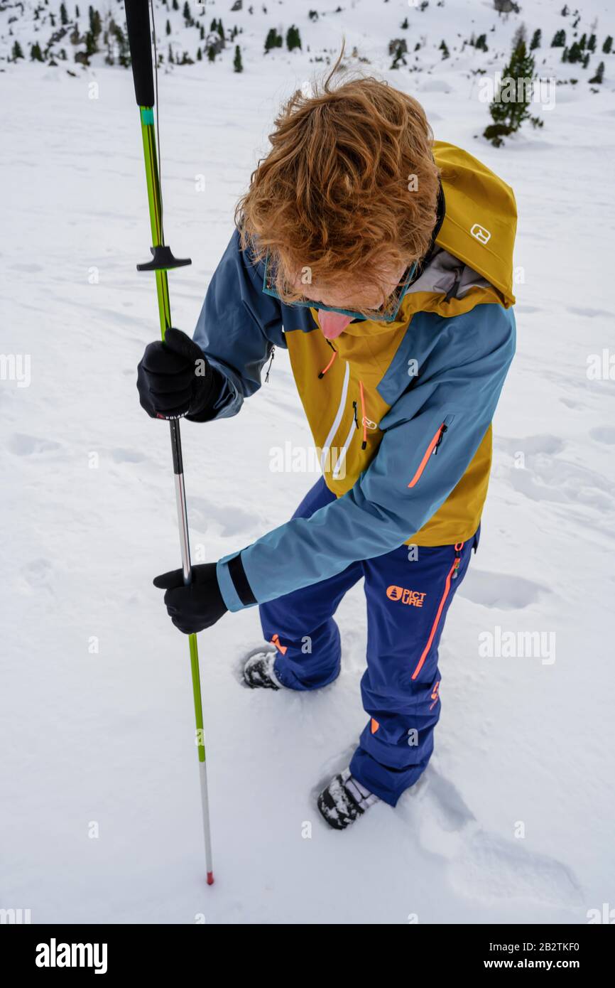 Skitourer im Schnee, Übung einer Lawine verschüttete Suche mit Sonde, Wattentaler Lizum, Tuxer Alpen, Tyrol, Österreich Stockfoto