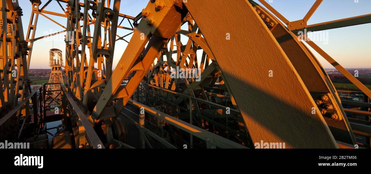 Blick vom gewundenen Turm von Schacht II auf den gewundenen Turm von Schacht IV, Zollern Colliery II/IV, Dortmund, Ruhrgebiet, Nordrhein-Westfalen Stockfoto