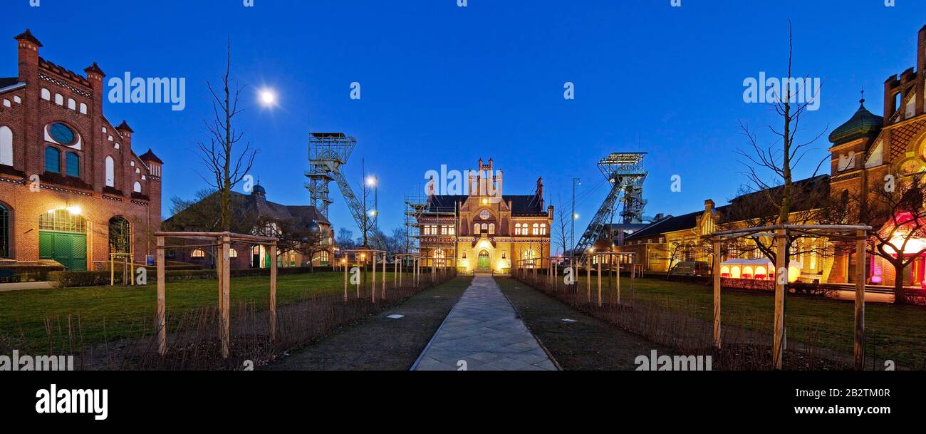 ZOLLERN Colliery II/IV am Abend, Westfälisches Industriemuseum, Dortmund, Ruhrgebiet, Nordrhein-Westfalen, Deutschland Stockfoto