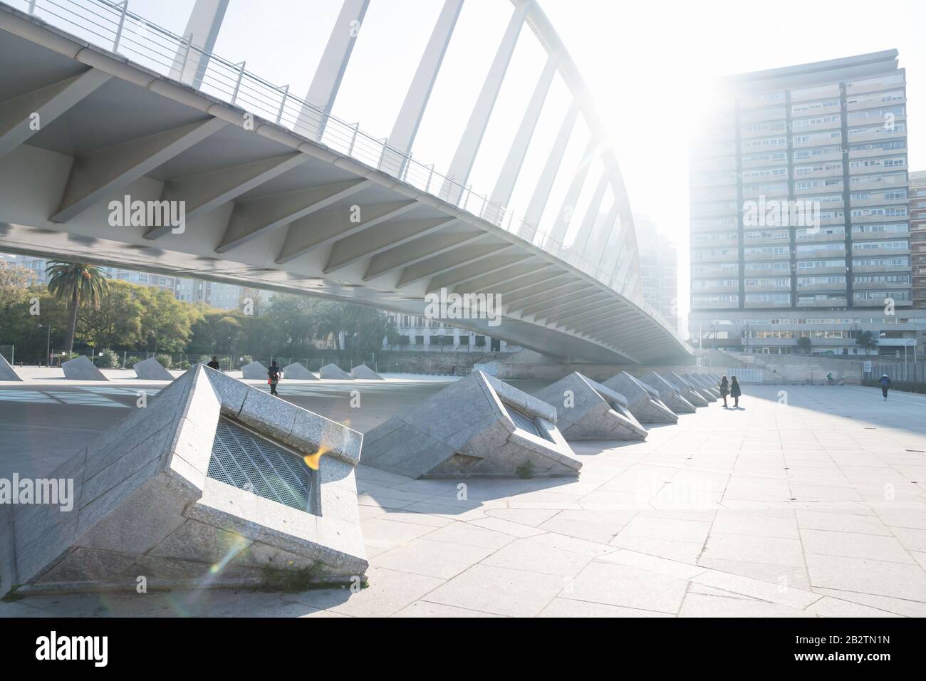 Helle Aussicht von der Messebrücke oder von der Puente de la Peineta im turia River Park, Valencia, Spanien Stockfoto
