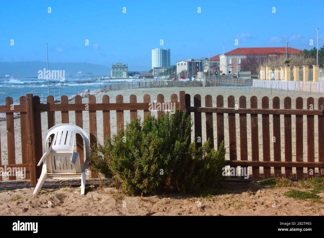 Meer ​​with und Sandstrände mit Blick auf den Fiat-Turm in massa carrara in der toskana vor dem Krankenhaus don gnocchi in italien Stockfoto