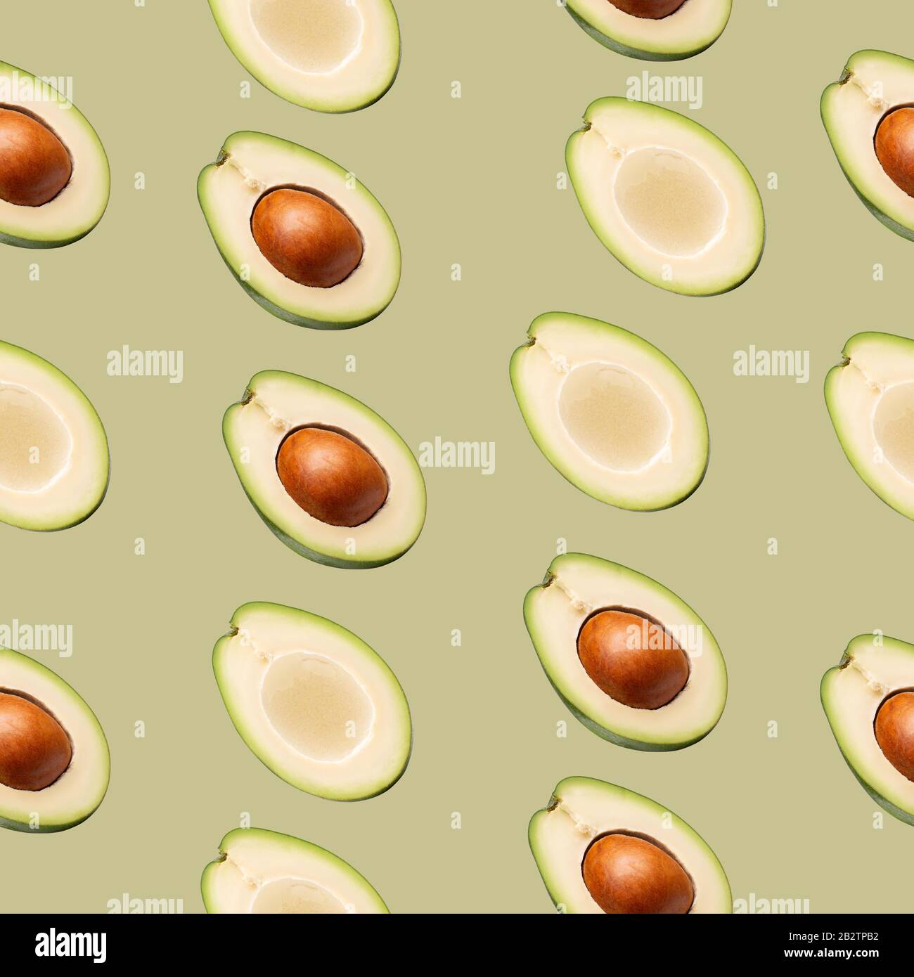 Muster mit Avocado-Schichten auf grünem Hintergrund. Stockfoto