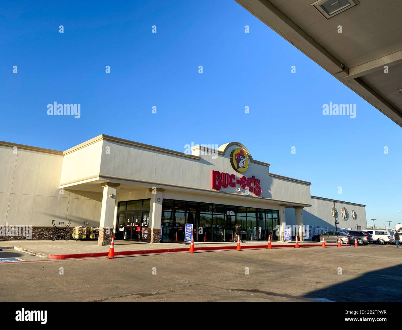 Houston, TX/USA-2/25/20: Das Äußere einer Buc Ees-Tankstelle, ein Fast-Food-Restaurant und ein 24-Stunden-Geschäft mit Speisen, Getränken, Snacks und Strickknack Stockfoto