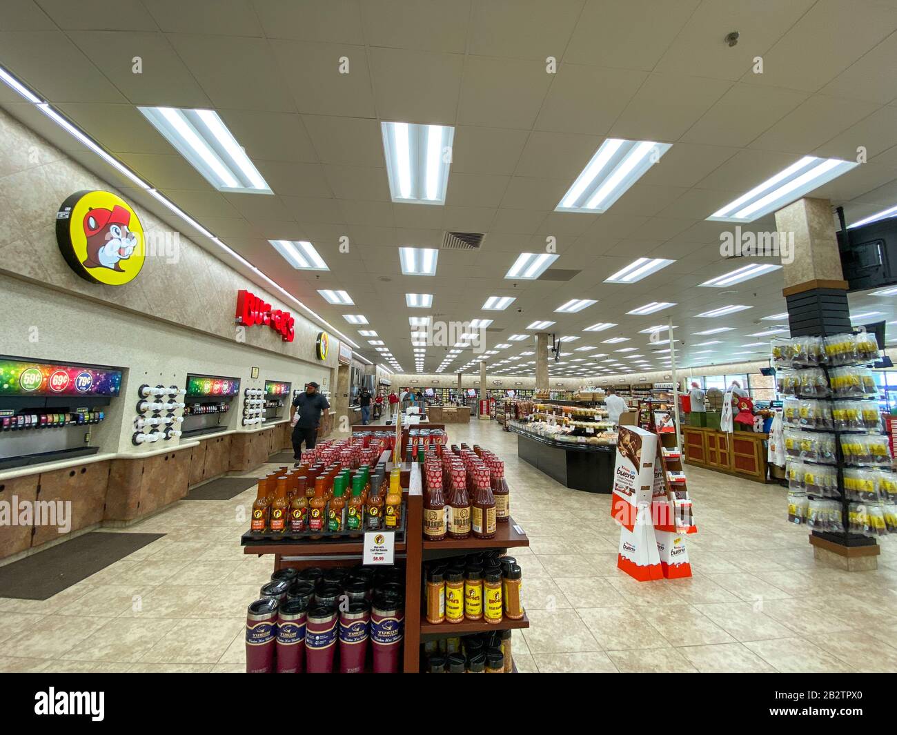 Houston, TX/USA-2/25/20: Das Innere einer Buc Ees-Tankstelle, eines Fast-Food-Restaurants und eines Convenience-Ladens mit Speisen, Getränken, Snacks und Knick knac Stockfoto