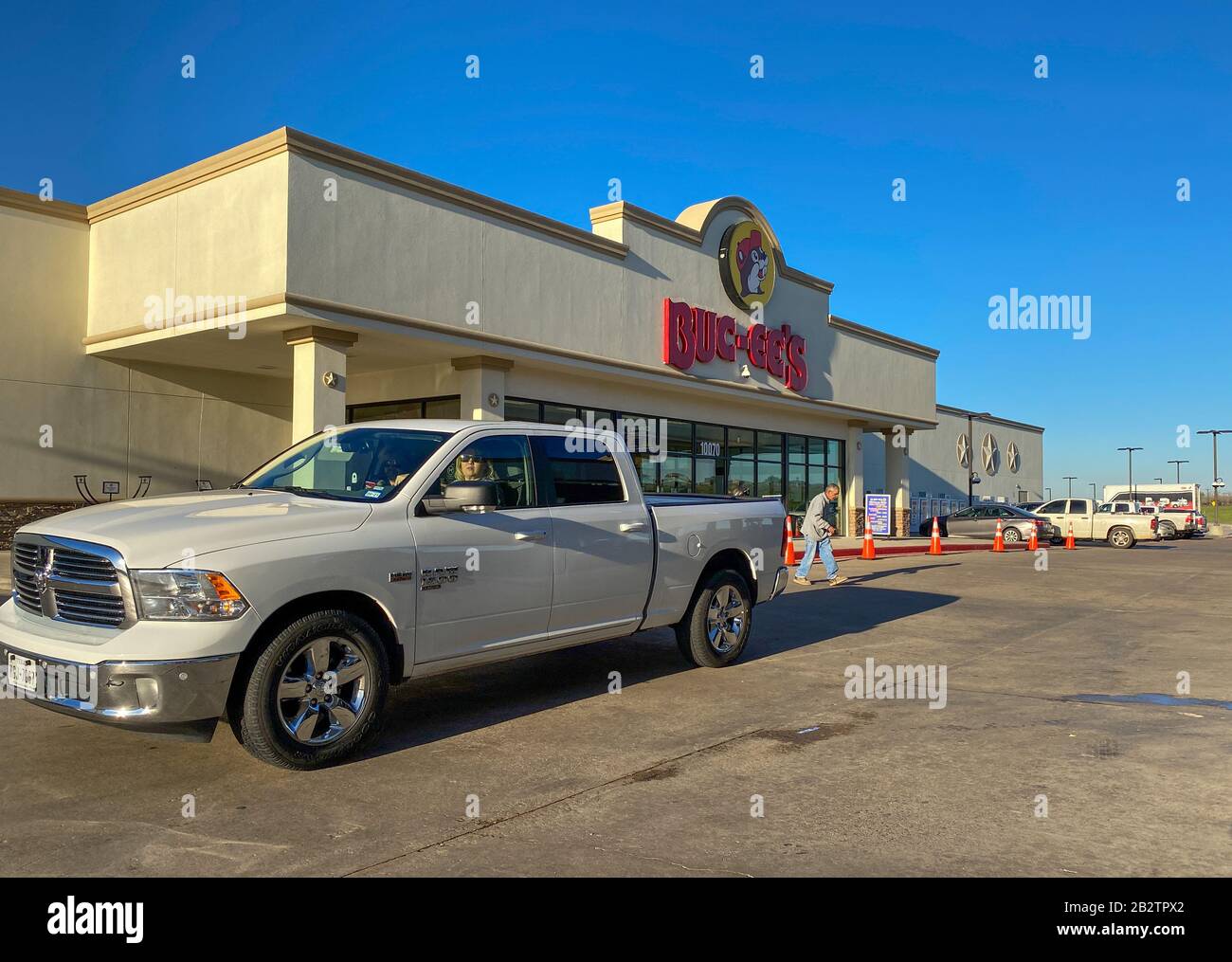 Houston, TX/USA-2/25/20: Das Äußere einer Buc Ees-Tankstelle, ein Fast-Food-Restaurant und ein 24-Stunden-Geschäft mit Speisen, Getränken, Snacks und Strickknack Stockfoto