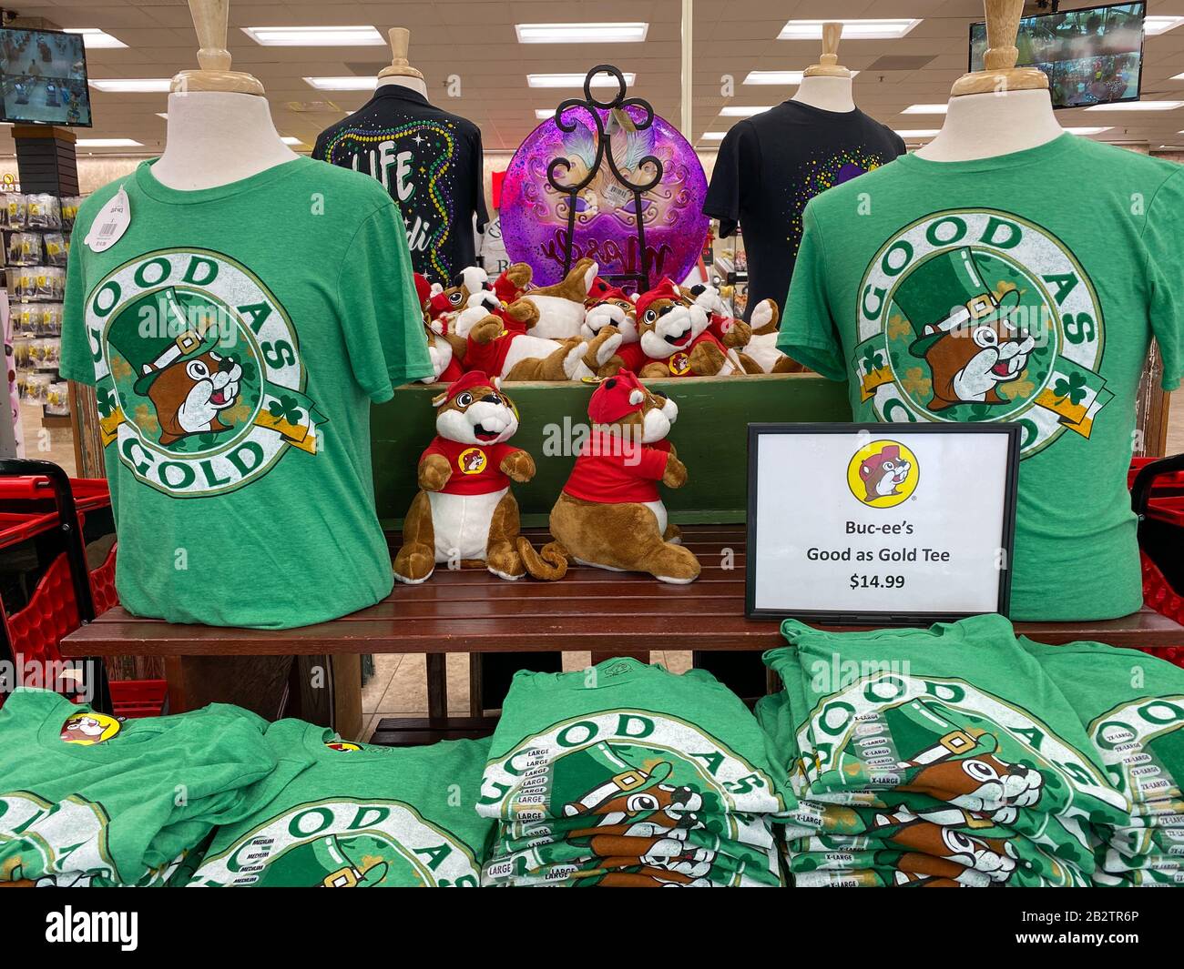 Houston, TX/USA-2/25/20: St. Patricks Day T-Shirts bei A Buc Ees. Die Buc Ees Tankstelle, das Fast-Food-Restaurant und das Convenience Store mit Essen, bev Stockfoto