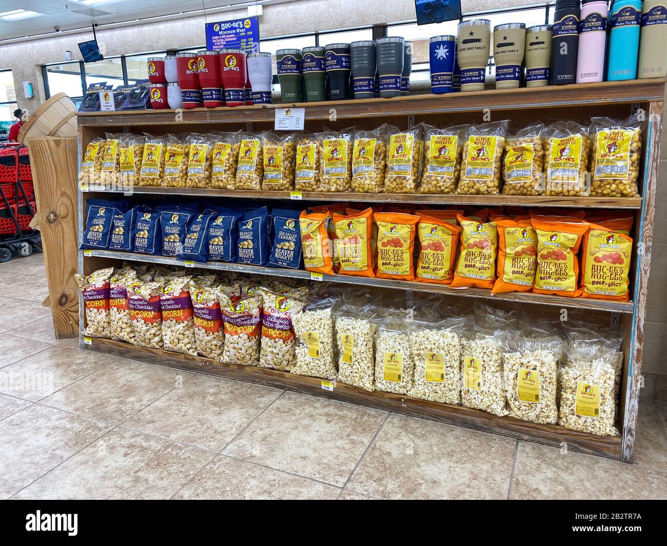 Houston, TX/USA-2/25/20: Biber Nuggets Snacks in einem Buc Ees. Die Tankstelle Buc ees, das Fast-Food-Restaurant und das Convenience-Geschäft mit Essen, Beverag Stockfoto
