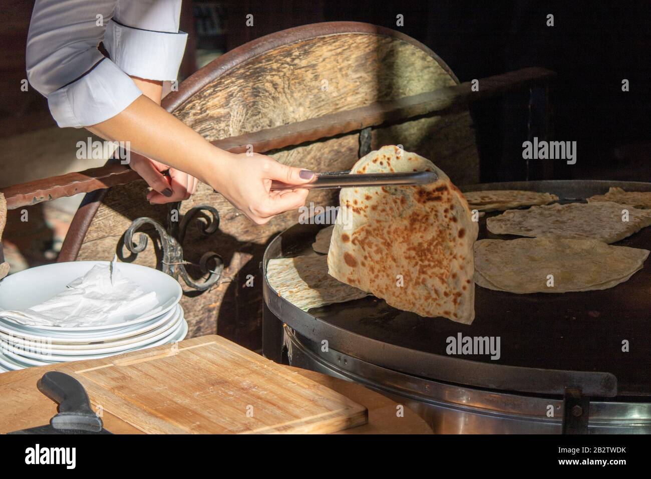 Frau rollt Teig aus, Nahaufnahme. Traditionelle türkische Flat Cakes. Stockfoto