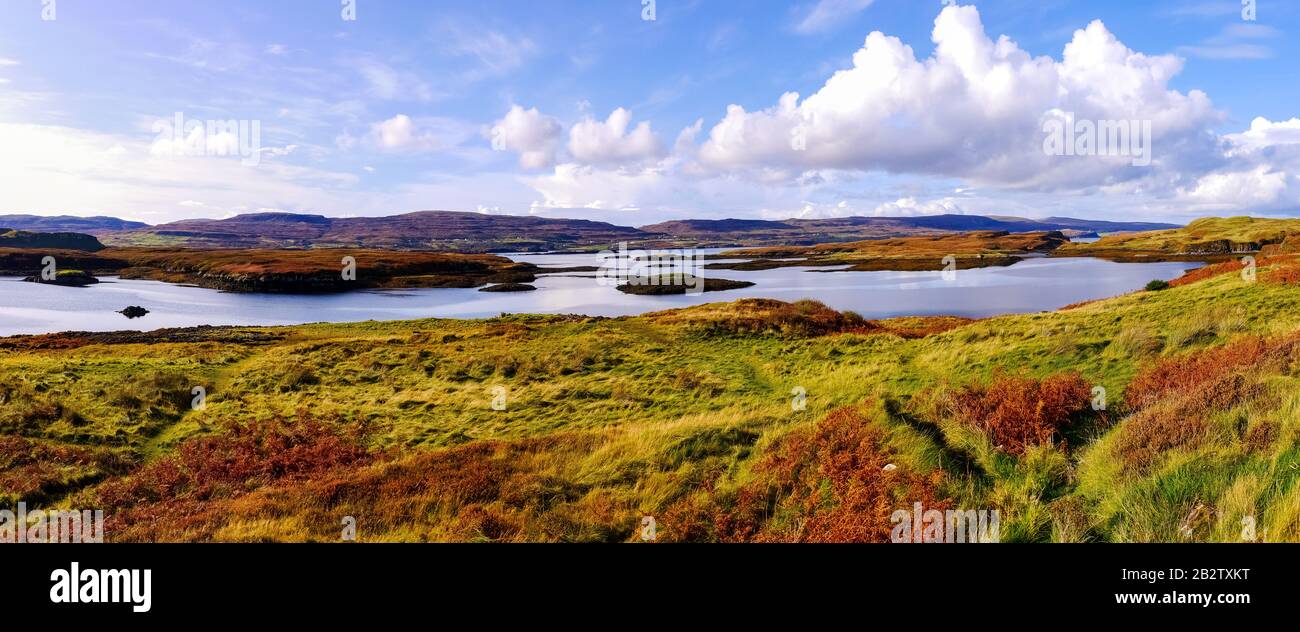 Panoramablick über Loch Dunvegan vom Aussichtspunkt Dunvegan Castle in Waternish auf der Insel Skye Stockfoto