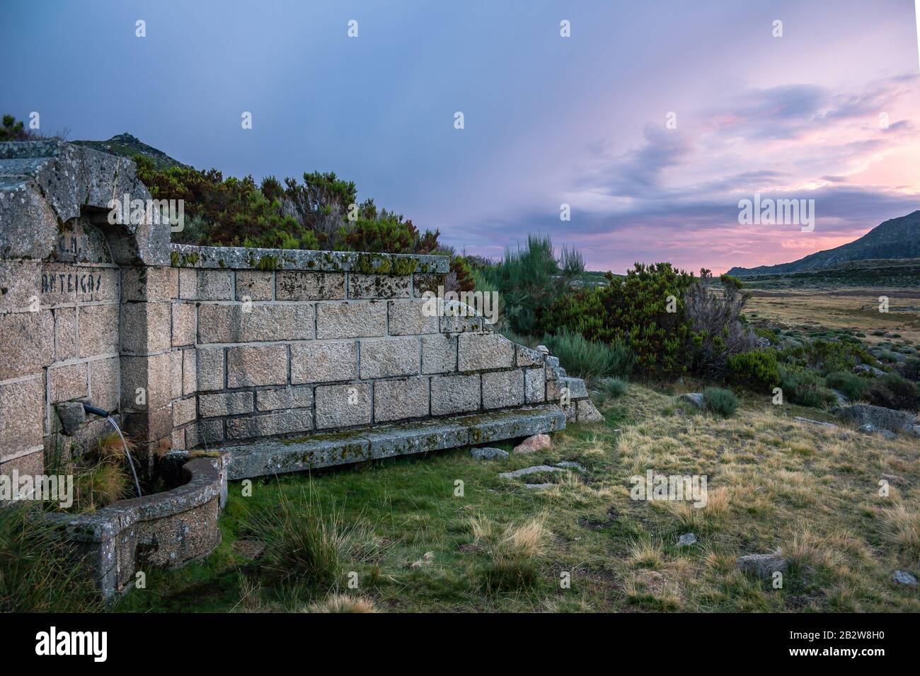 Brunnen in Nave de Santo António, einem Gletschertal in Serra da Estrela (Portugal), registriert bei Sonnenuntergang. Stockfoto