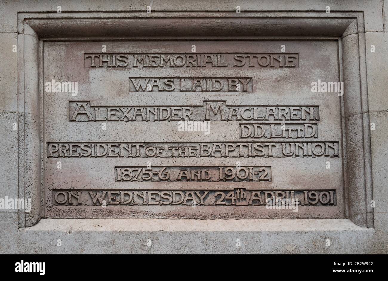 Steintafel an der Wand des Baptisten Church House, Southampton Row, Holborn, London, am 24.1.01, für Alexander Maclaren, Präsident der Baptistenunion Stockfoto