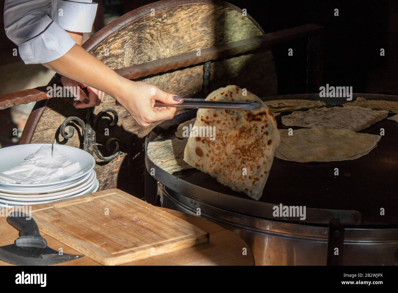 Frau rollt Teig aus, Nahaufnahme. Traditionelle türkische Flat Cakes. Stockfoto