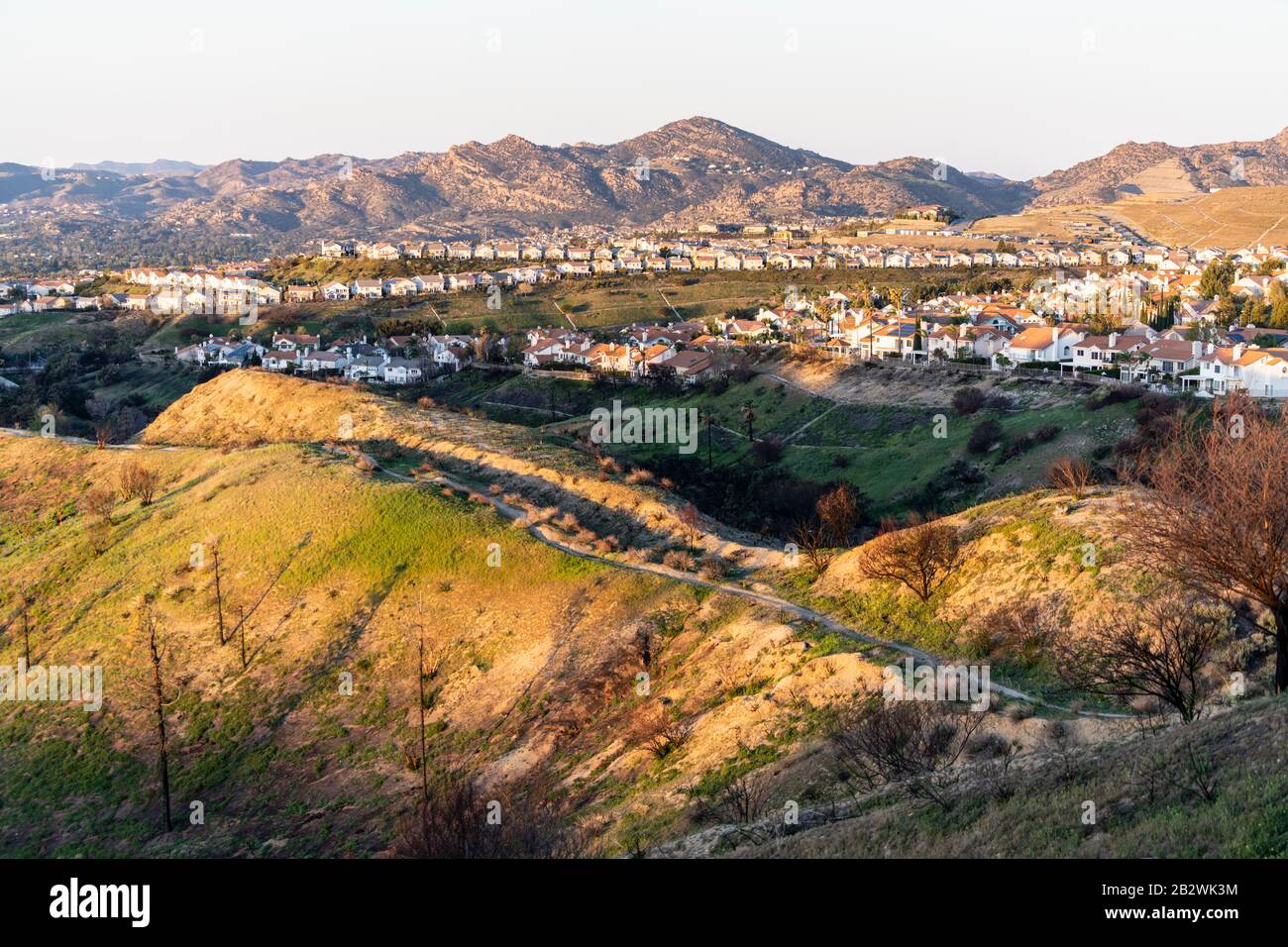 Berghäuser mit Blick auf das San Fernando Valley im Norden von Los Angeles, Kalifornien. Die Santa Susana Mountains sind im Hintergrund. Stockfoto