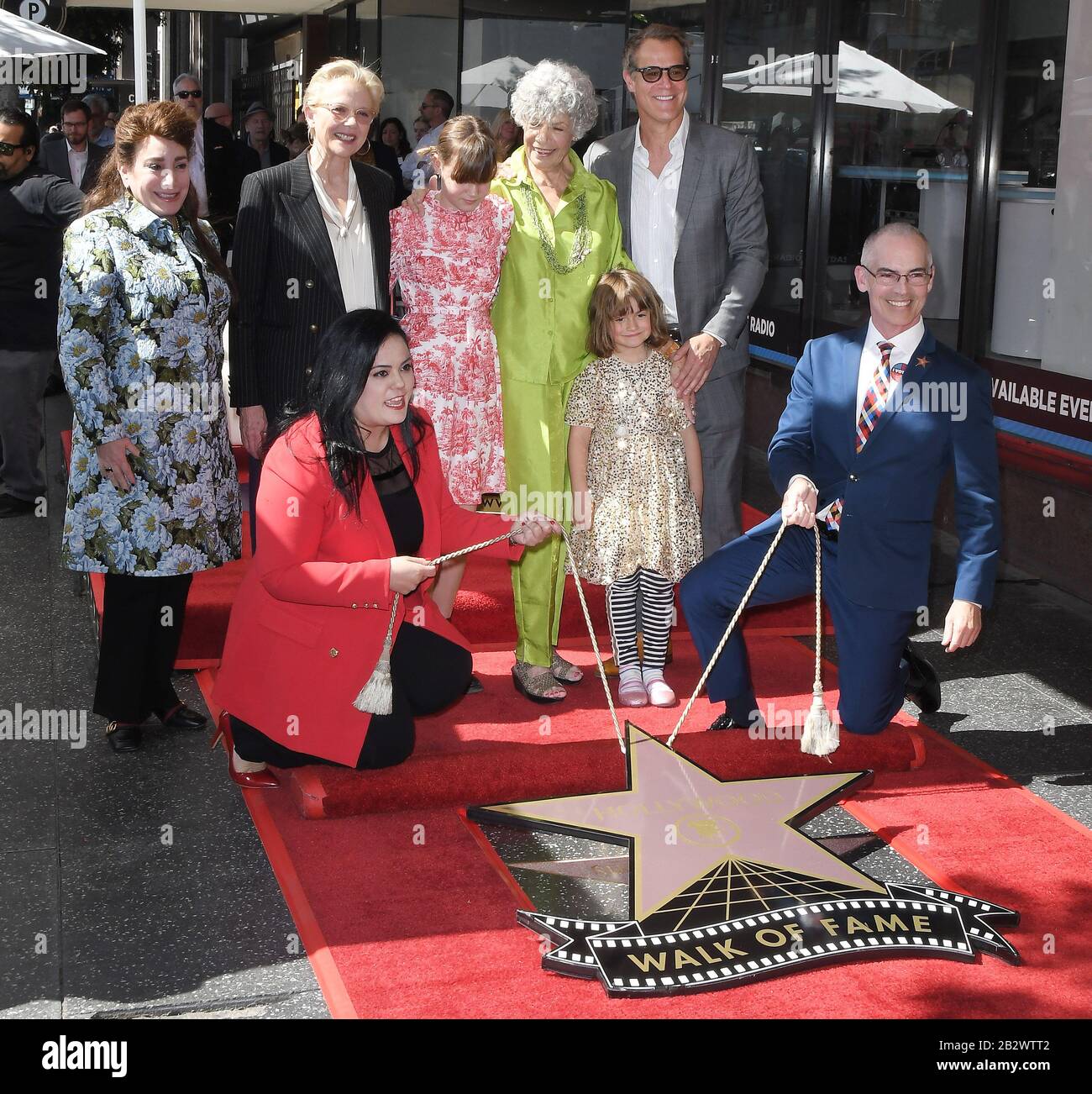 Los Angeles, USA. März 2020. Donelle Dadigan, Rana Ghadban, Annette Bening, Susan Stamberg, Josh Stamberg und Mitch O'Farrell im Susan Stamberg Star Auf Der Hollywood Walk Of Fame Zeremonie vor Dash Radio in Hollywood, CA am Dienstag, 3. März 2020 (Foto Von Sthanlee B. Mirador/Sipa USA) Credit: SIPA USA/Alamy Live News Stockfoto