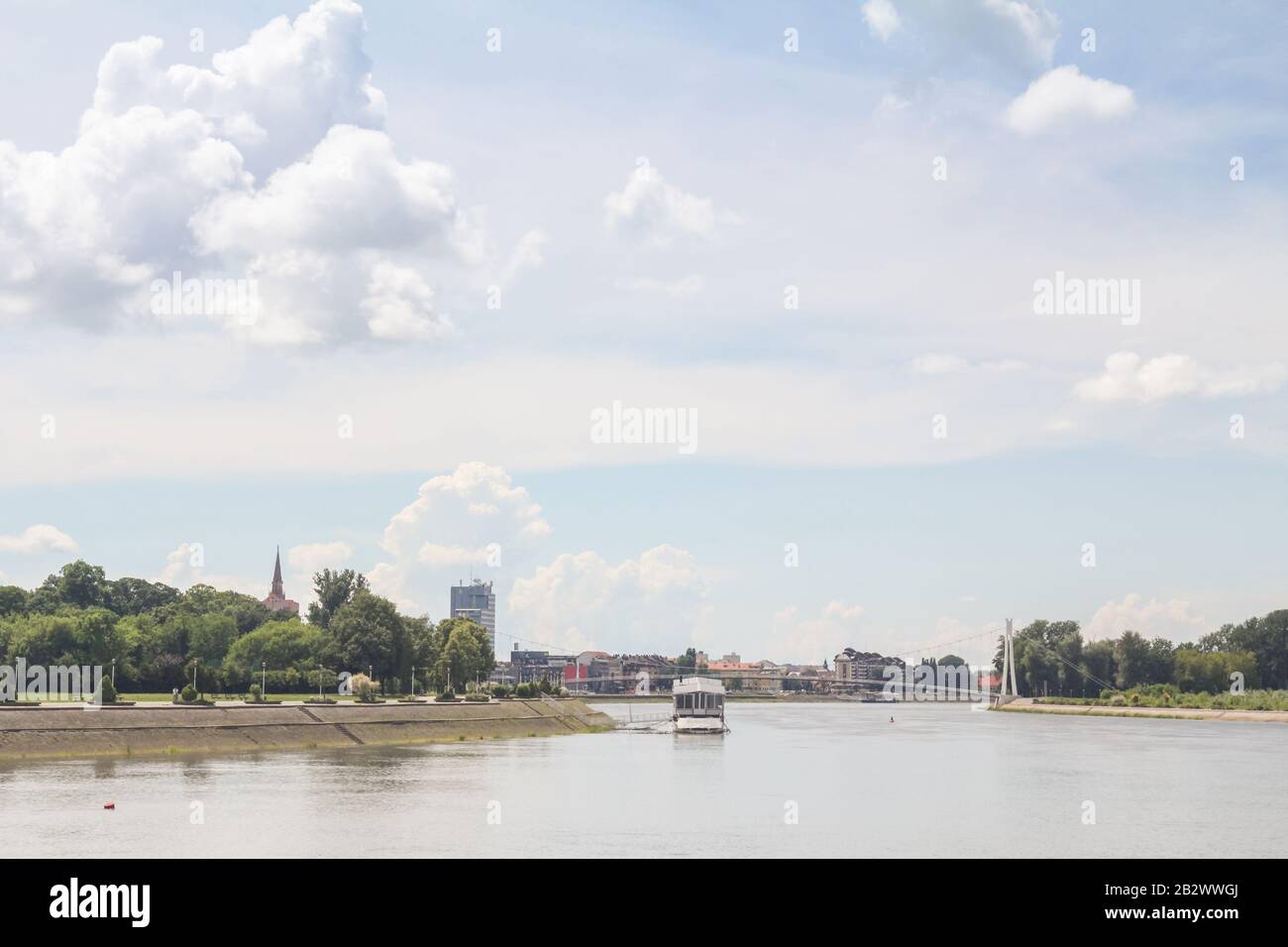 Panorama und Skyline von Osijek vom Fluss Drava mit Wolkenkratzern und der Kathedrale der Stadt. Osijek ist eine Großstadt der Region Slawonien in Nort Stockfoto