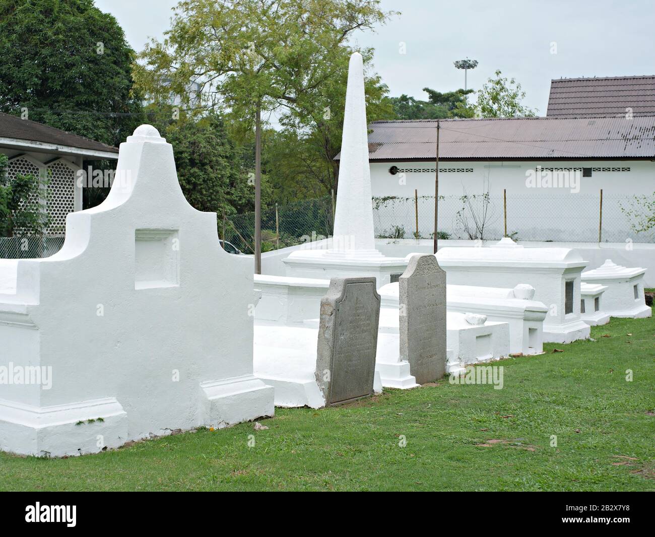 Die Gräber und Grabsteine auf dem historischen niederländischen Friedhof in Malakka City. Stockfoto