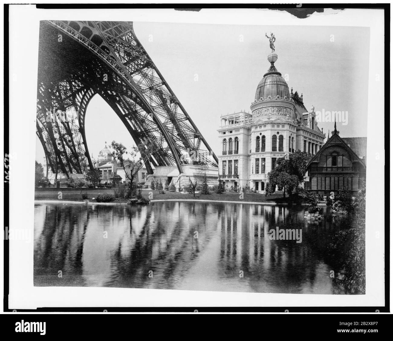 Gaspavillon und schwedisches Chalet rechts, Abschnitt Eiffelturm links, Paris Exposition, 1889 Stockfoto