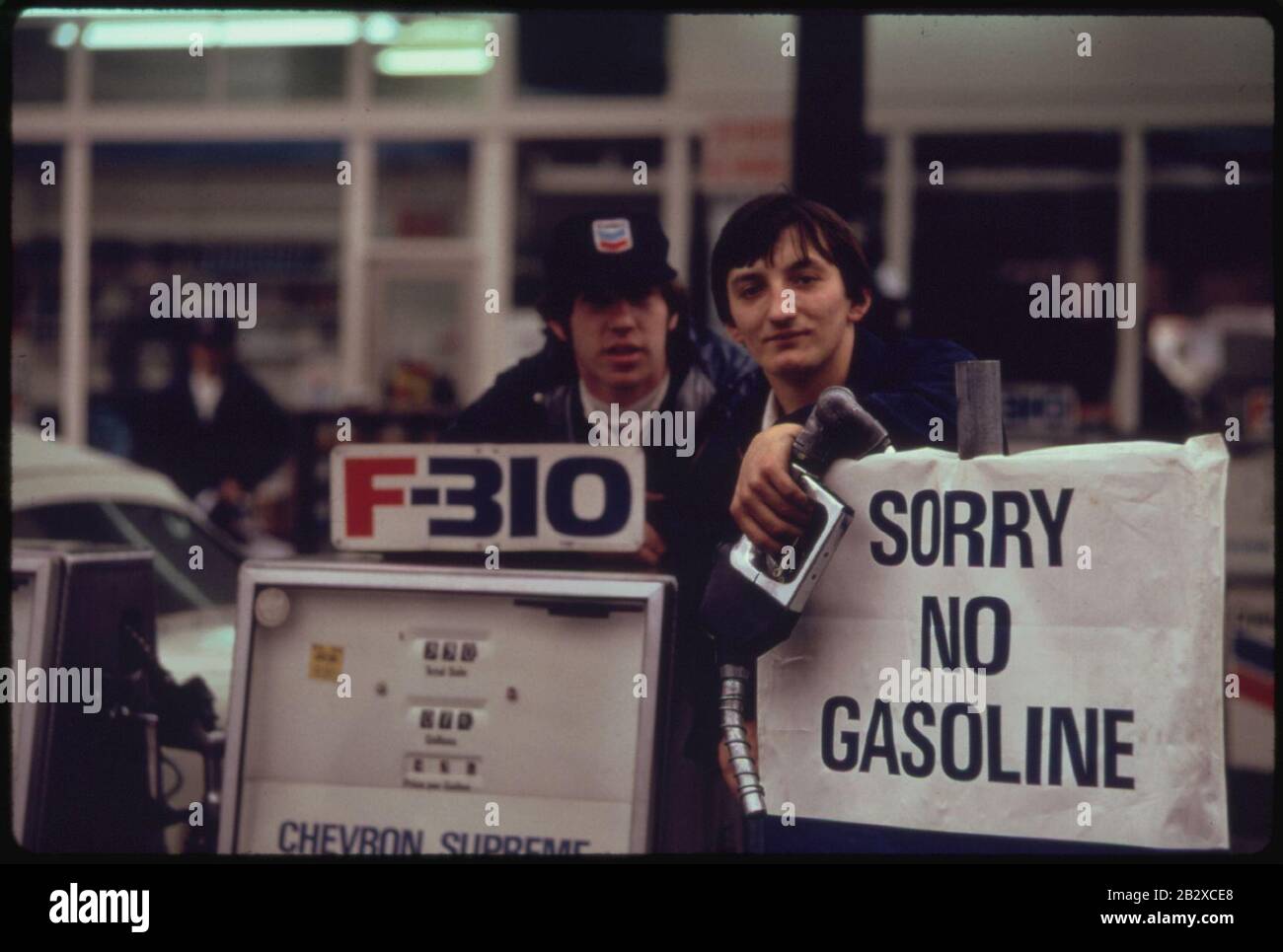 Tankstellenbegleiter-Peer-over-their-out-of-Gas-sign-in-portland-on-Day-before-the-States-reached-saturday-Closure-of-Gasoline-Stationen-111973 4272477096 o. Stockfoto