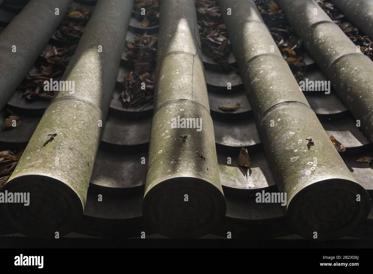 Detail eines alten, mit Blättern gedeckten Japanes-Ziegeldachs auf dem Gelände des Tempels Hase-dera in Nara, Japan. Stockfoto