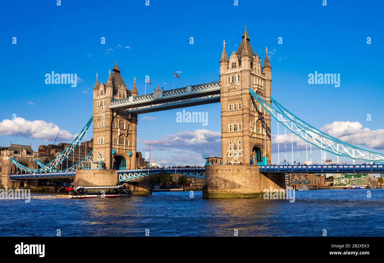 Die Tower Bridge von London, die von der anderen Seite der Themse aus betrachtet wird, ist ein Wahrzeichen und meistbesuchter Ort in London, England, Großbritannien. Stockfoto