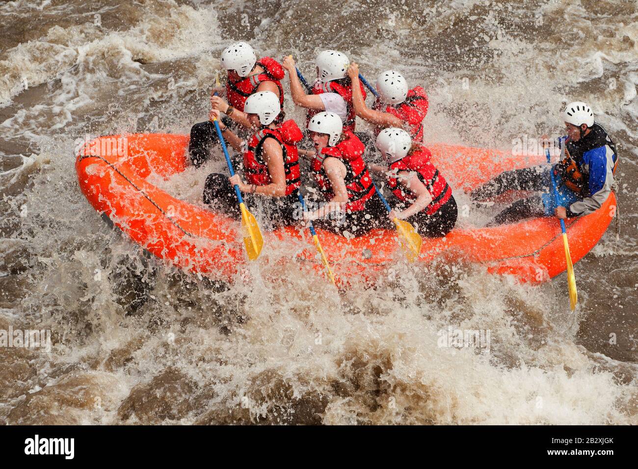 Partnerschaft Von Mixed Pioneer Male Und Women Mit Der Führung Von Professional Pilot Beim Wildwasser-River-Rafting In Ecuador Stockfoto