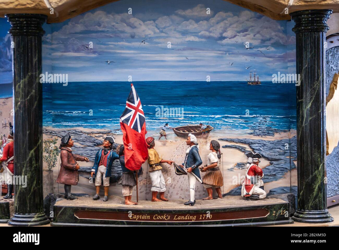 Sydney, Australien - 11. Dezember 2009: Einkaufszentrum im Queen Victoria Gebäude. Nahaufnahme von Captain-Cook-Landungsgemälde und Marionetten in Riese Stockfoto