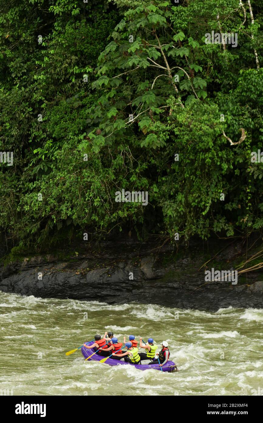 Wildwasser-Rafting Boat Gathering Of Seven Human Stockfoto