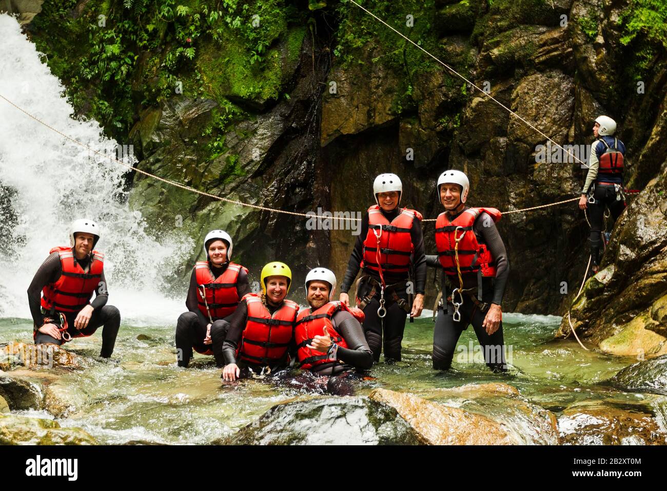 Gruppe von Menschen, die Spaß beim Canyoning Expedition in den Llanganates National Park Ecuador Stockfoto