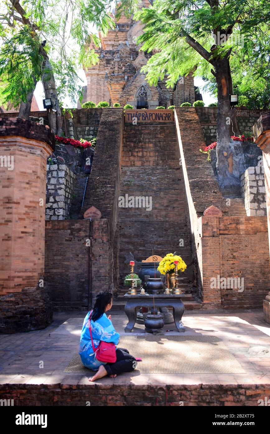 Der Ponagar-Turm (Thap Ba Po Nagar) ist ein Cham-Tempelturm, der vor 781 C.E. gegründet wurde und sich im mittelalterlichen Fürstbistum Kauthara in der Nähe von Mo befindet Stockfoto