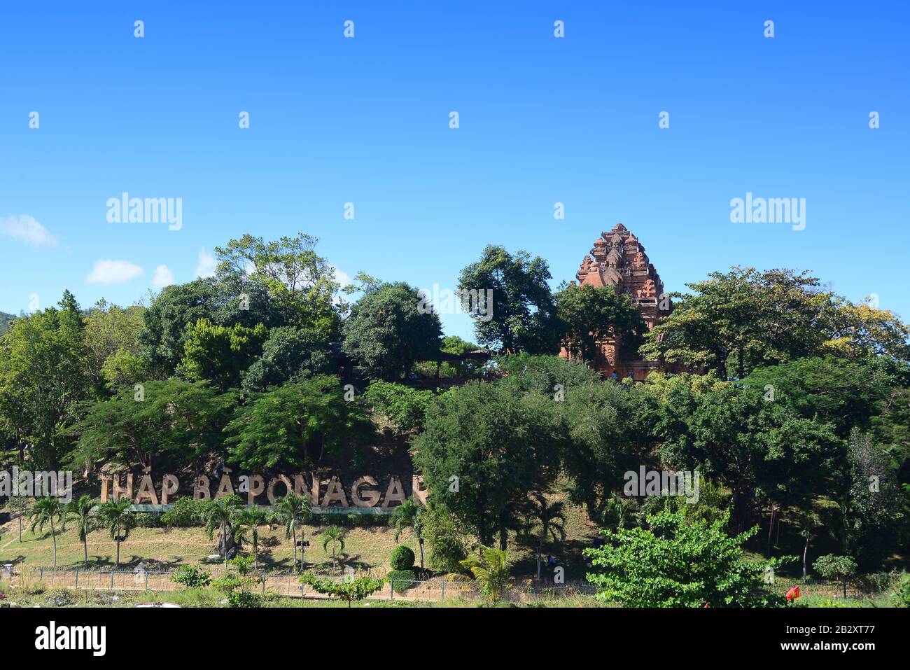 Der Ponagar-Turm (Thap Ba Po Nagar) ist ein Cham-Tempelturm, der vor 781 C.E. gegründet wurde und sich im mittelalterlichen Fürstbistum Kauthara in der Nähe von Mo befindet Stockfoto