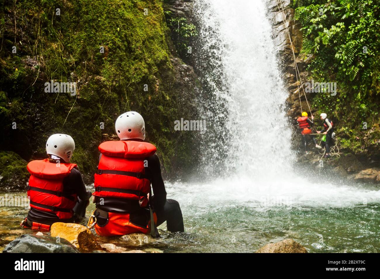 Ein Paar Touristen, Die Die Natürliche Schönheit Eines Wasserfall-Canyoning-Trips Bewundern Stockfoto