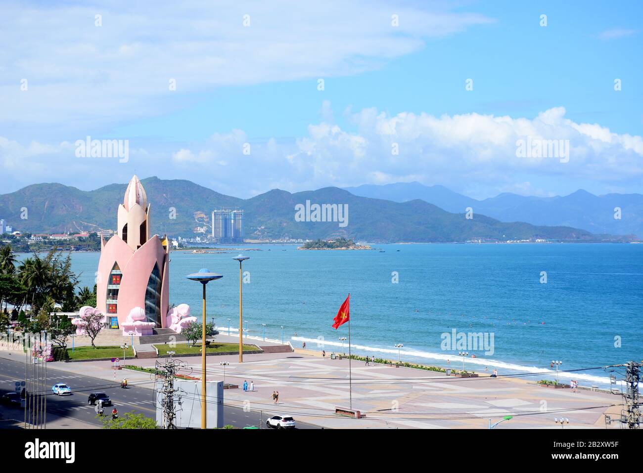 Nha TRANG, VIETNAM - 29. FEBRUAR 2020: Tram-Huong-Turm, der sich im Zentrum der Stadt befindet, gilt als Symbol der Stadt Nha Trang Stockfoto
