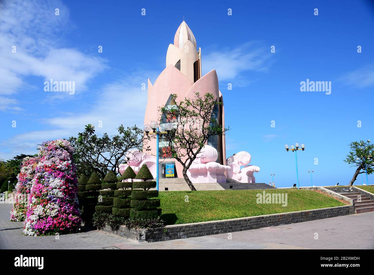 Nha TRANG, VIETNAM - 29. FEBRUAR 2020: Tram-Huong-Turm, der sich im Zentrum der Stadt befindet, gilt als Symbol der Stadt Nha Trang Stockfoto