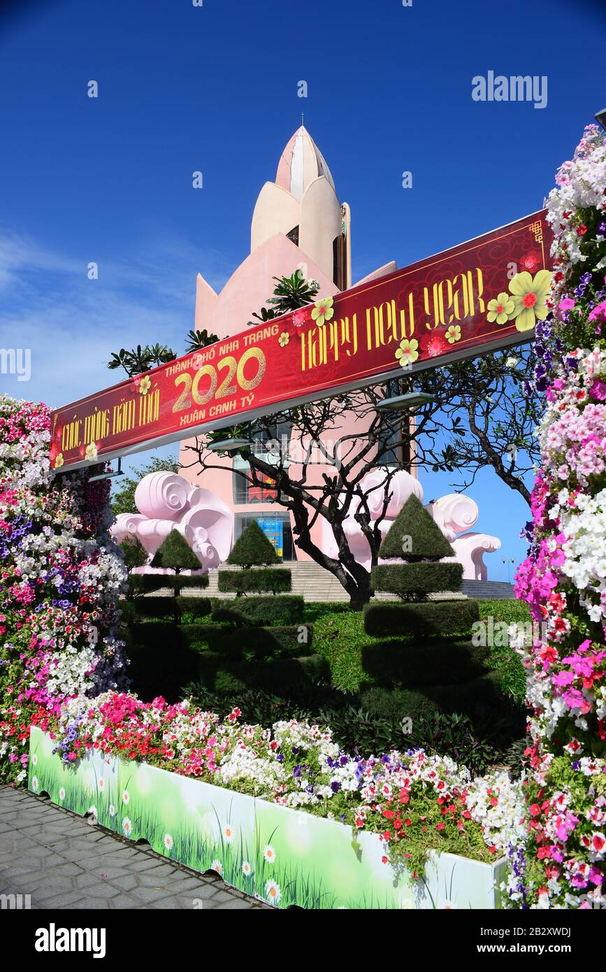 Nha TRANG, VIETNAM โ€" 29. FEBRUAR 2020: Tram Huong Tower, der sich im Zentrum der Stadt befindet, gilt als Symbol der Stadt Nha Trang Stockfoto